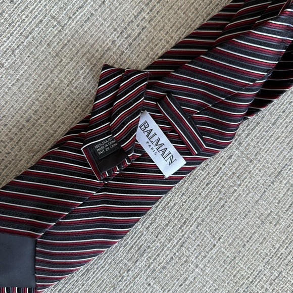 Balmain Elegant Red and Black Diagonal Tie 100% silk - Picture 3 of 3